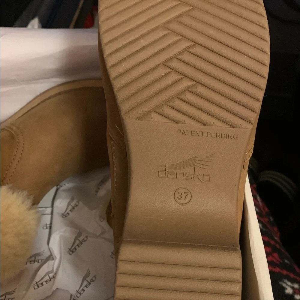 Dansko “Bettie” in Nubuck Honey, shearling linning. New in box - Picture 4 of 7